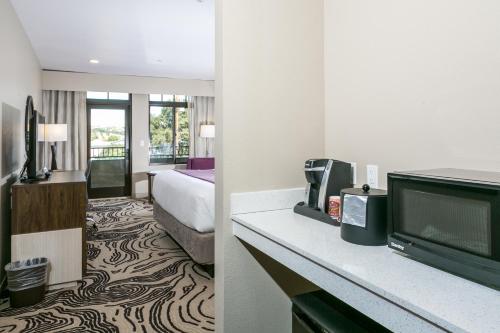 Hotel Siri Downtown - Paso Roblesにあるベッド