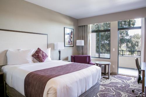 Hotel Siri Downtown - Paso Roblesにあるベッド