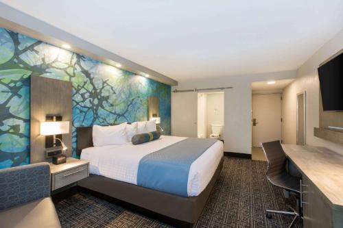 A bed or beds in a room at Wingate by Wyndham Goodlettsville