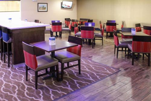 Restoran atau tempat lain untuk makan di Comfort Inn & Suites Near Six Flags & Medical Center