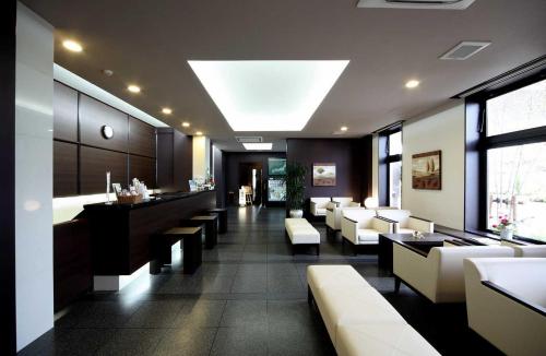 新潟市にあるホテルルートイン新潟西インターのソファ付きの待合室、バー