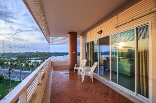 a balcony with a view of the water at Kwan Ruen Park in Nakhon Ratchasima