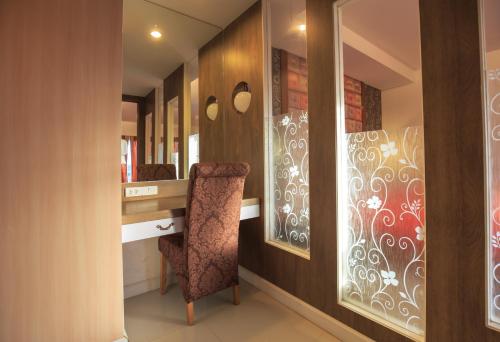 a dressing room with a chair and a mirror at Kwan Ruen Park in Nakhon Ratchasima