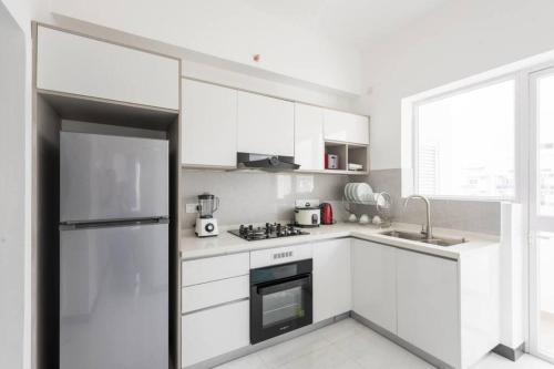 Kuchyň nebo kuchyňský kout v ubytování Fully Furnished 2 Bedroom Apartment with Sea View