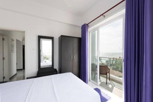 Fully Furnished 2 Bedroom Apartment with Sea View tesisinde bir odada yatak veya yataklar