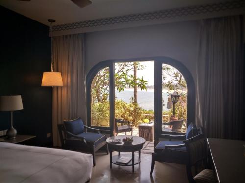 Кровать или кровати в номере Taj Fort Aguada Resort & Spa, Goa