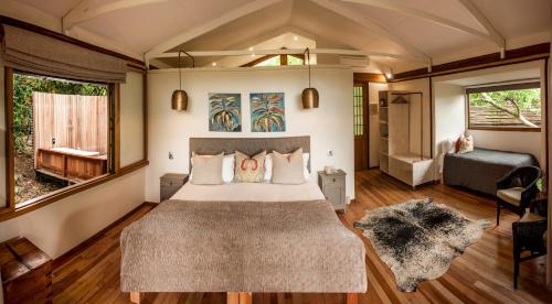 En eller flere senger på et rom på Makakatana Bay Lodge
