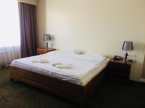 Ein Bett oder Betten in einem Zimmer der Unterkunft The Square