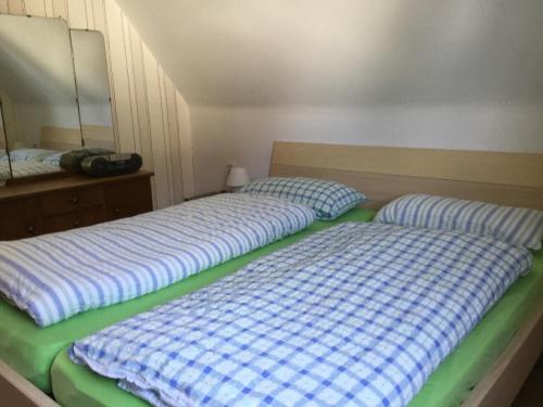 2 nebeneinander sitzende Betten in einem Schlafzimmer in der Unterkunft 20 Pellaweg Ferienwohnung in Bielefeld