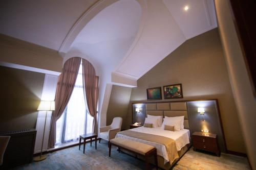 A bed or beds in a room at Saat Meydani Nakhchivan