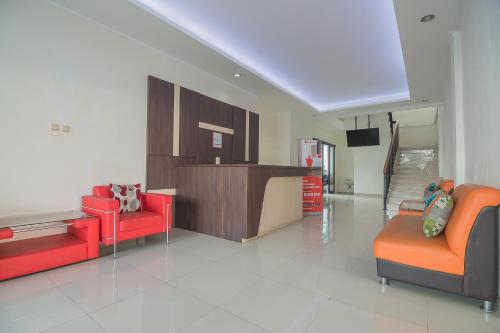 Χώρος καθιστικού στο RedDoorz Syariah @ Sarongge Cianjur