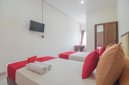 Ένα ή περισσότερα κρεβάτια σε δωμάτιο στο RedDoorz Syariah @ Sarongge Cianjur