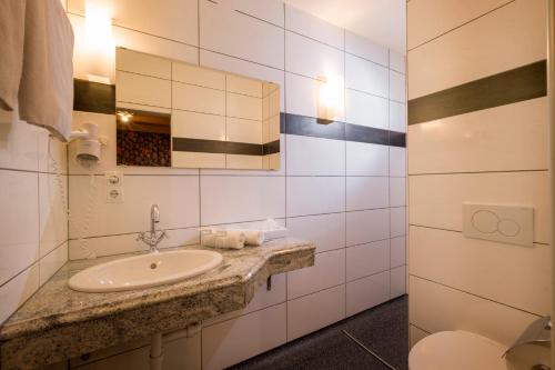 łazienka z umywalką i toaletą w obiekcie Gasthof Zellerstuben w mieście Zell am Ziller