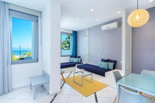 uma sala de estar com vista para o oceano em Mythodea Apartments em Limenas