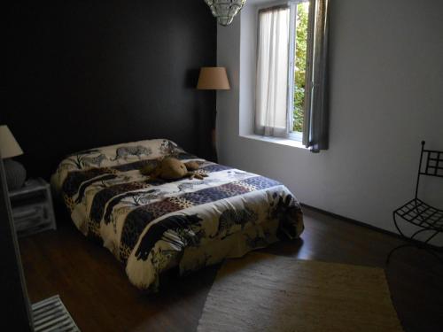 sypialnia z łóżkiem z pluszowym misiem w obiekcie attitude zen w mieście Saint-Laurent-le-Minier