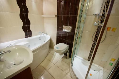 Un baño con inodoro, ducha y lavabo. en Pokoje Gościnne AnKaDa, en Władysławowo