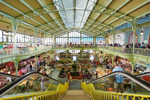 een uitzicht over een winkelcentrum met mensen bij STUDIO MEUBLE Face mer vue imprenable sur la mer, parking et fibre gratuits in Les Sables-dʼOlonne