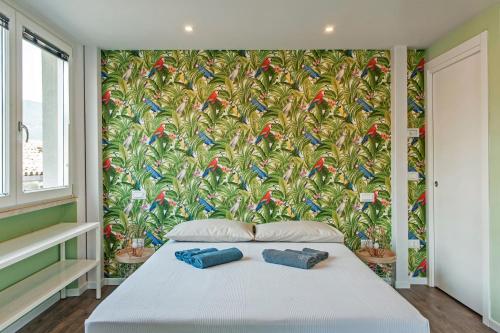 Tempat tidur dalam kamar di La Bellavita del Garda Luxury Apartments