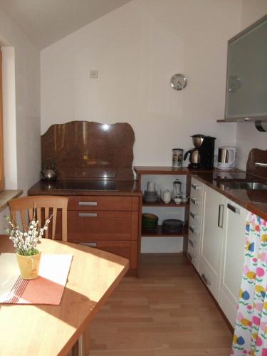 cocina con mesa y encimera en Ferienwohnung Eyssel, en Isny im Allgäu