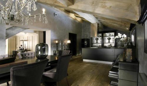 - une salle à manger avec une table et des chaises dans l'établissement Hotel Le Saint Roch, à Courchevel