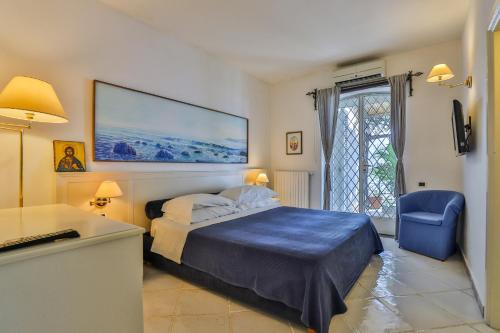 een slaapkamer met een bed, een bureau en een raam bij Star Fish House in Amalfi