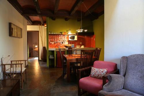 a living room with a table and chairs and a kitchen at Estrella rural casa rural en la Sierra de Madrid in Buitrago del Lozoya