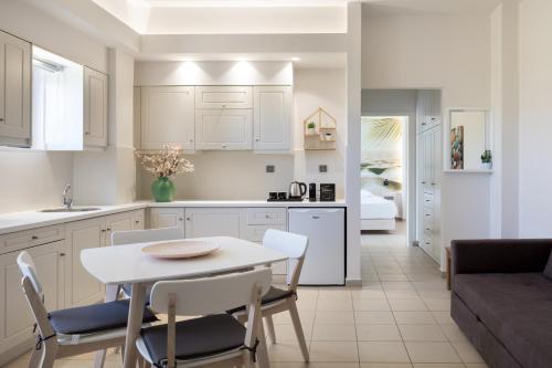 una cucina e un soggiorno con tavolo e sedie di Forum City Apartments a Chania