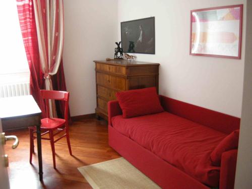 salon z czerwoną kanapą i stołem w obiekcie LA FURLANA w Wenecji