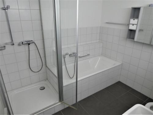 y baño con ducha, bañera y lavamanos. en Baselblick, en Lörrach