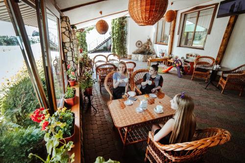 Dos mujeres sentadas en una mesa en un restaurante en Panska Hata, en Vínnytsia