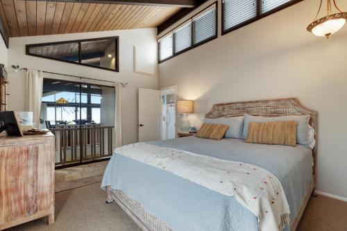 a bedroom with a large bed and a window at Casa de Coocoo in Oceano