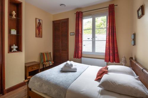 a bedroom with a bed and a window at La Bisquine - Appt pour 4 avec vue mer in Cancale