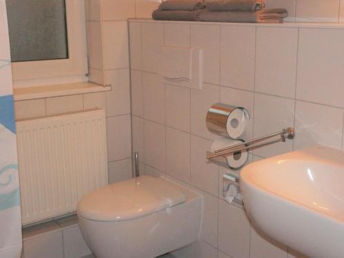 ヴィスマールにあるPicturesque Apartment in Wismar Germany near Beachの白いバスルーム(トイレ、シンク付)