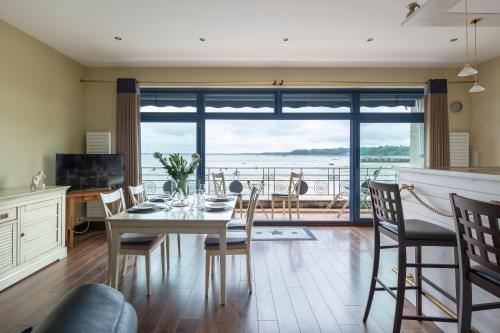 une salle à manger avec une table et une vue sur l'océan dans l'établissement La Bisquine - Appt pour 4 avec vue mer, à Cancale