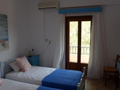 En eller flere senge i et værelse på Charming Villa in Axos Crete with Swimming Pool