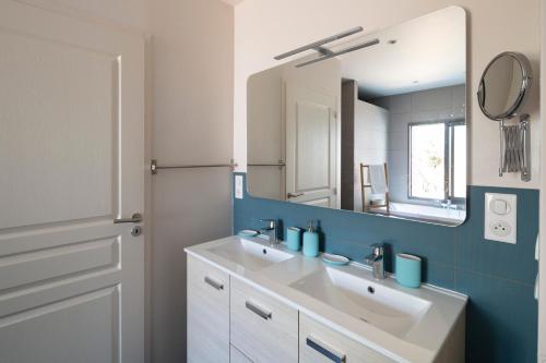 une salle de bains avec un lavabo blanc et un miroir dans l'établissement L'Ernestine - Belle maison pour 4 dans Rennes, à Rennes
