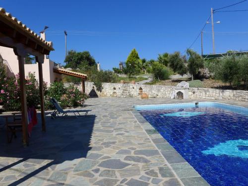 Swimmingpoolen hos eller tæt på Charming Villa in Axos Crete with Swimming Pool