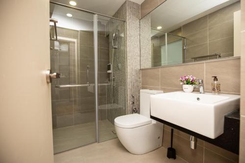 Vonios kambarys apgyvendinimo įstaigoje Velocity KL By PSM Luxury Suites