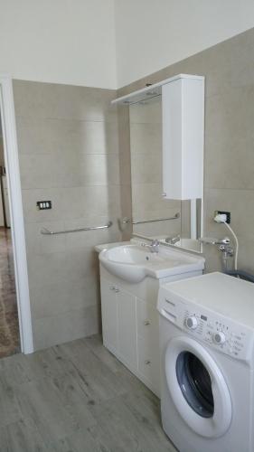 a bathroom with a washing machine and a sink at Casa Vacanze Leo 2 in Acquarica del Capo