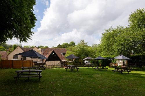 Κήπος έξω από το The Poacher Inn