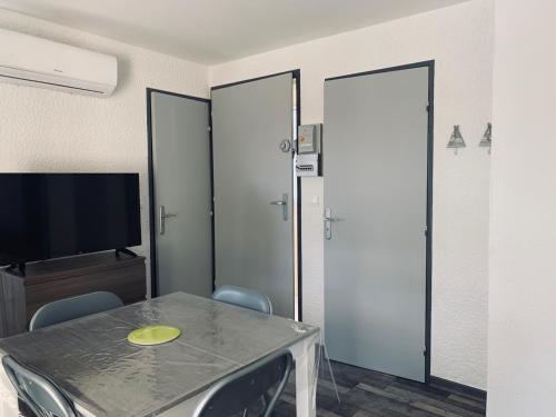 La Pinèdeにあるテレビまたはエンターテインメントセンター