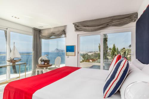 1 dormitorio con 1 cama grande y vistas al océano en Maison Condesa Adults Only, en Altea