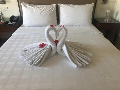 two swans making a heart shape on a bed at Trident Agra in Agra