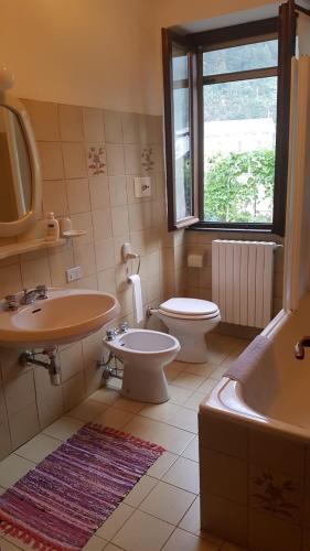 ein Badezimmer mit Toilette, Waschbecken und Badewanne in der Unterkunft Da Boni & Luci in Novate Mezzola