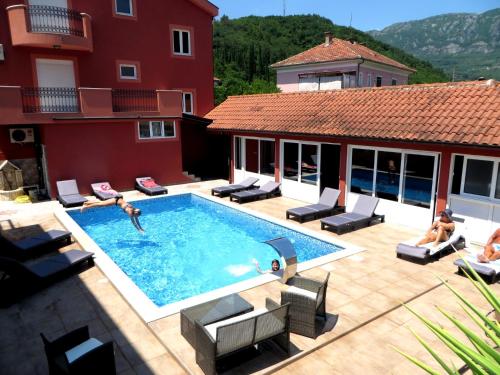 Bazén v ubytování Guest House Villa Živanović nebo v jeho okolí