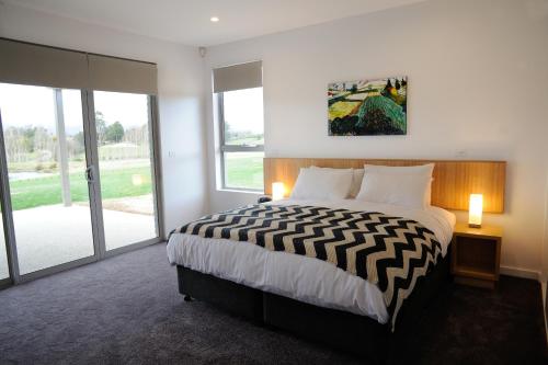 Un pat sau paturi într-o cameră la Relbia Lodge