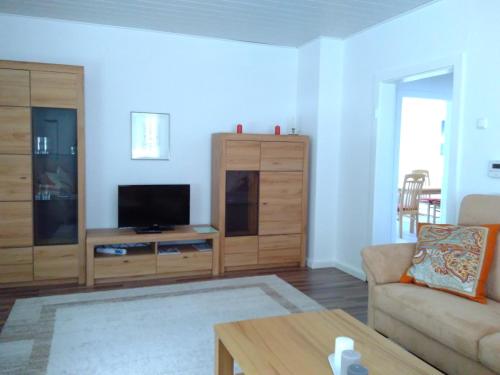 a living room with a couch and a tv at Ruhige Wohnung zentrumsnah in Pirmasens