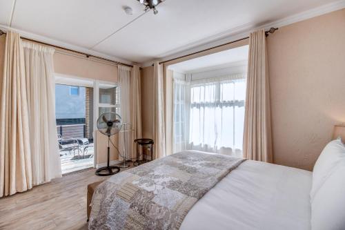 - une chambre avec un lit et une grande fenêtre dans l'établissement Upmarket Sandton apartment, à Johannesbourg