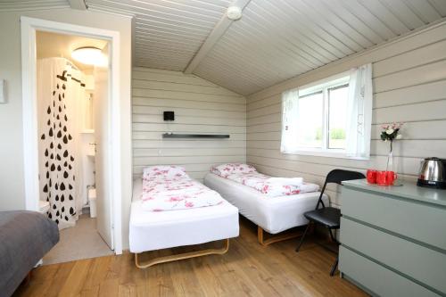 Un ou plusieurs lits dans un hébergement de l'établissement Hellisholar Cottages