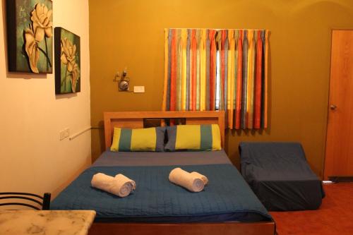 - une chambre avec 2 lits et une fenêtre dans l'établissement Jericho Inn, à Vered Yeriho